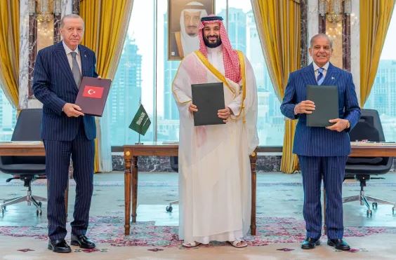 Mecca Defence Pact Signed as Hormuz Agreement Nears